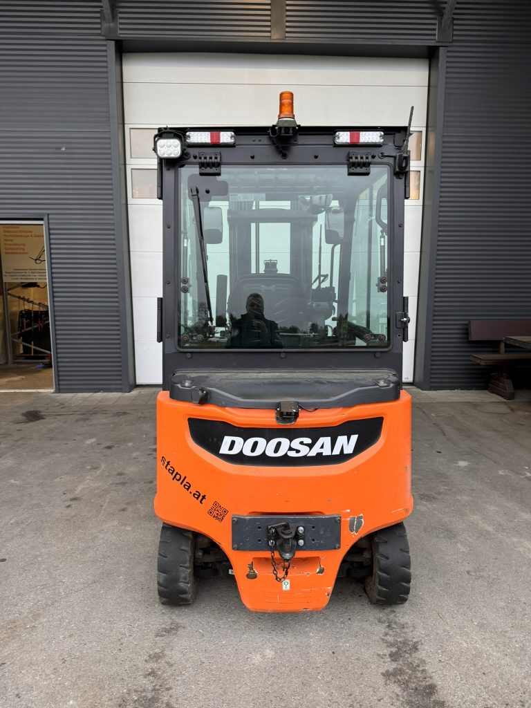 Doosan Stapler frontal vor Hallentor