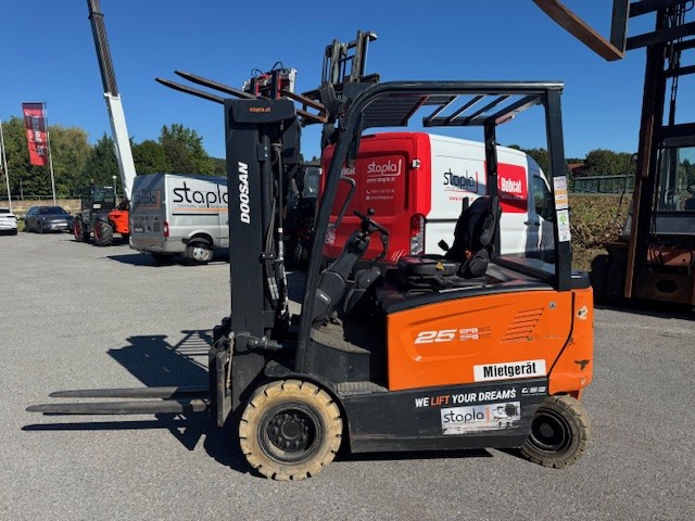 Doosan Elektrostapler mit Vollgummireifen auf dem Hof