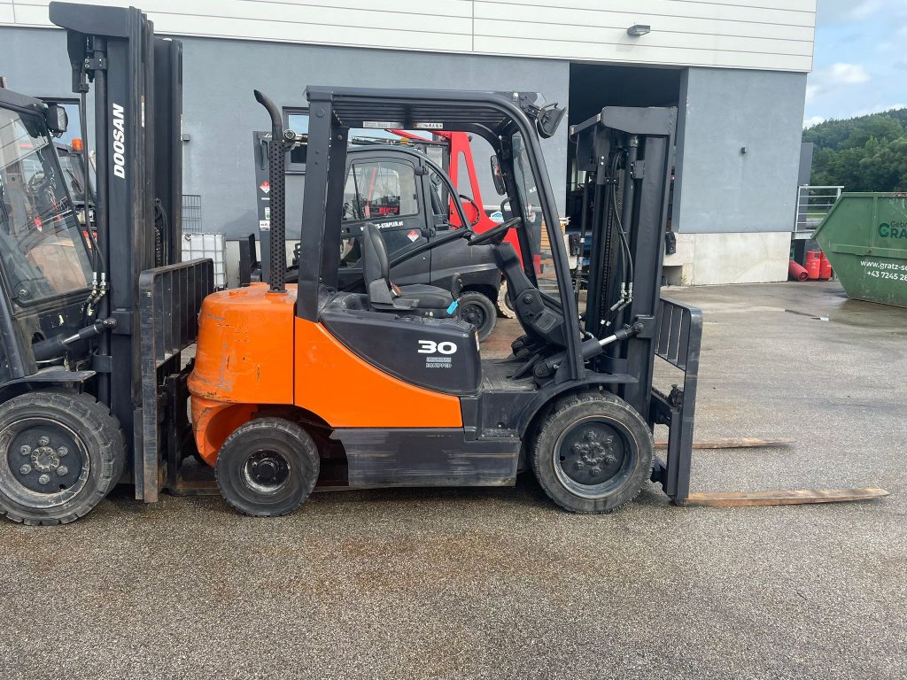 Doosan Dieselstapler seitlich auf Hof