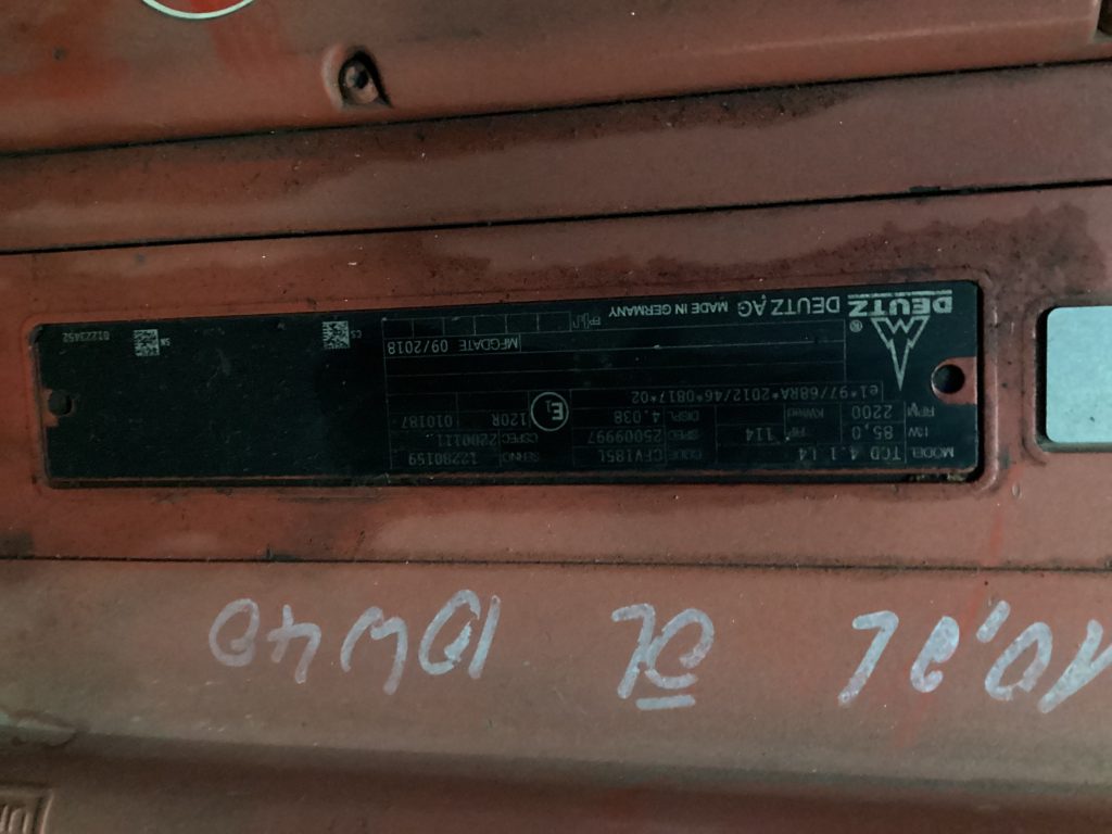Verrostetes Typenschild mit handschriftlicher Notiz