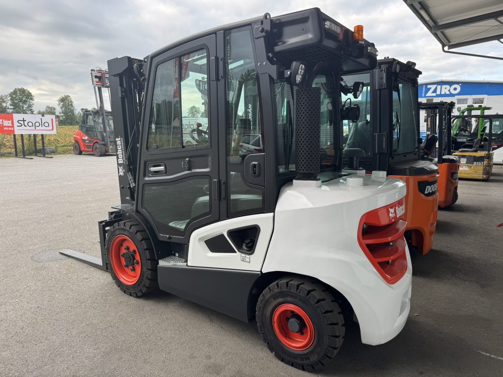 Bobcat Stapler mit Kabine neben Doosan-Staplern