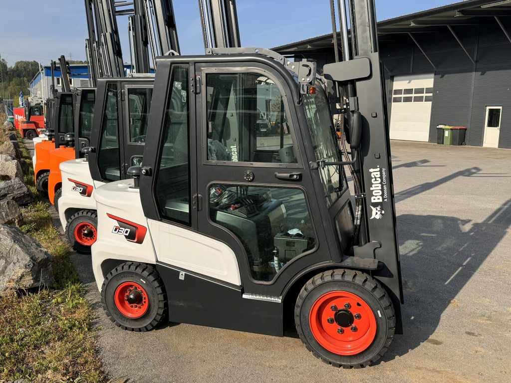 Bobcat Stapler mit Kabine, weitere Stapler in Reihe dahinter