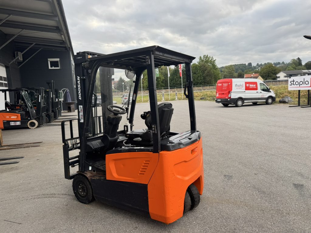 Doosan Elektrostapler vor Halle mit Lieferwagen