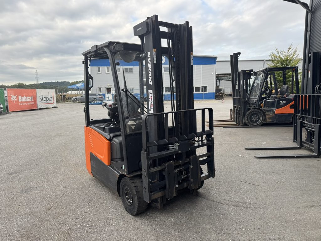 Doosan Dreirad-Elektrostapler mit Hubmast auf dem Hof