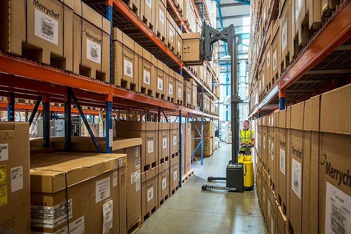 Combilift Aisle-Master: Schmalgang ohne VNA-Infrastruktur