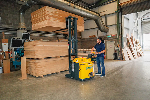 Combilift Combi-CS Mitgänger-Kommissionierstapler im Lager