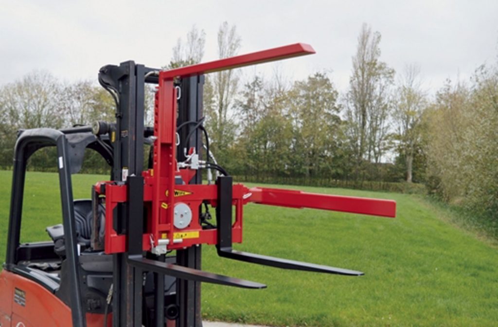 WIFO Kistendrehgerät mit Drittgabel im Einsatz am Stapler