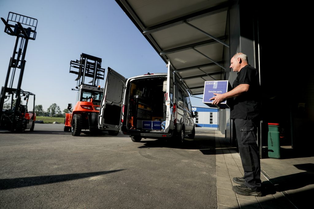 stapla Servicetechniker dokumentiert den Prüfbefund
