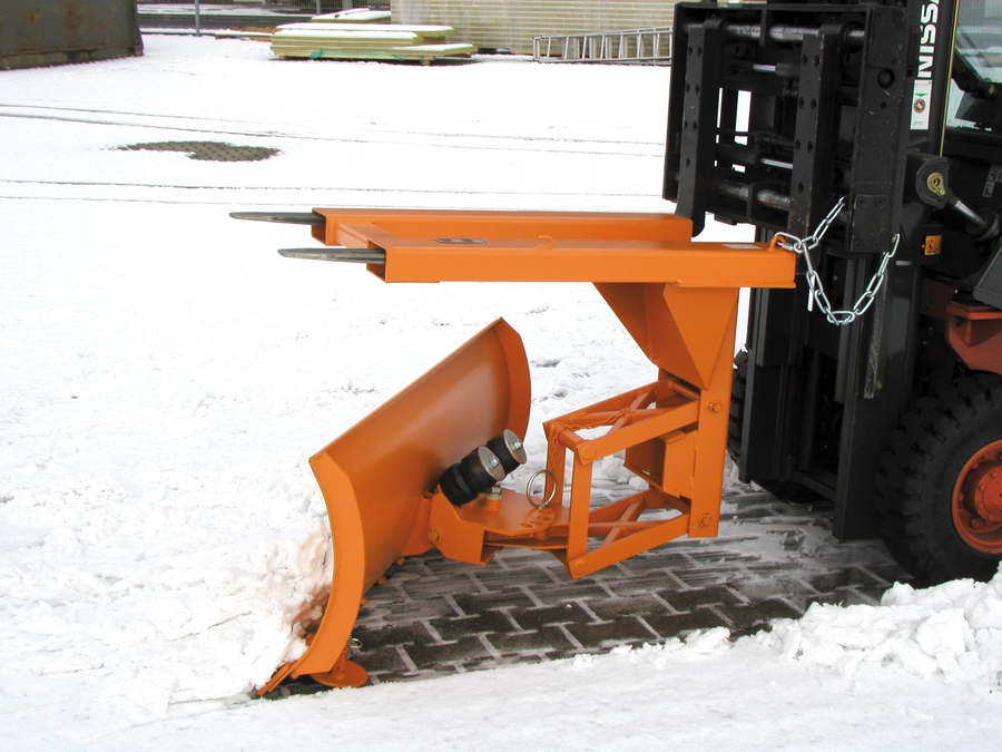 Orangefarbenes Schneeräumschild als Stapler-Anbaugerät im Schnee