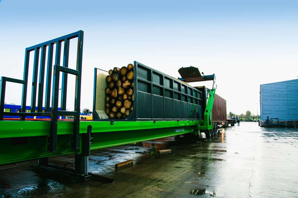 Combilift COMBI-CLL Slip-Sheet-System beim Beladen eines Containers mit Rundholz