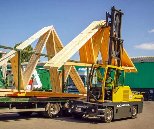 Combilift COMBI-4WSL 4-Rad-Seitenstapler transportiert Holz-Dachbinder im Freien