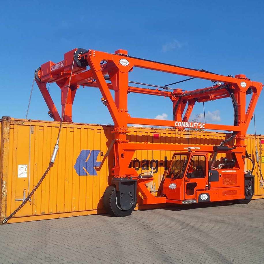 Combilift Combi-SC Straddle Carrier im Container-Terminal
