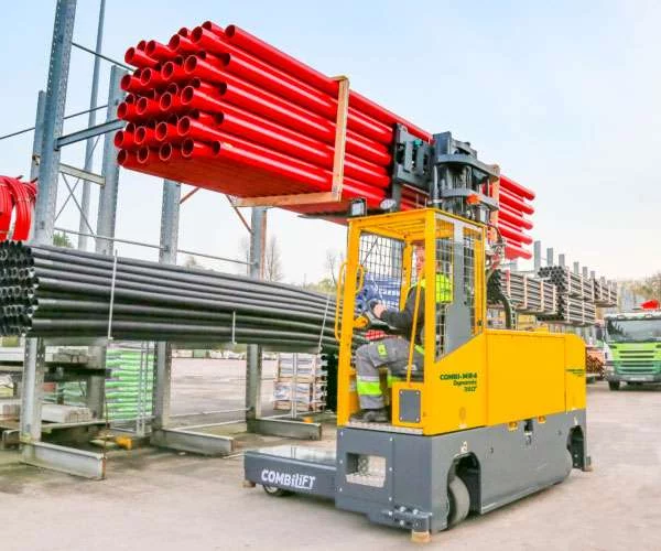 Combilift Combi-MR4 360 im Praxiseinsatz mit Rohren