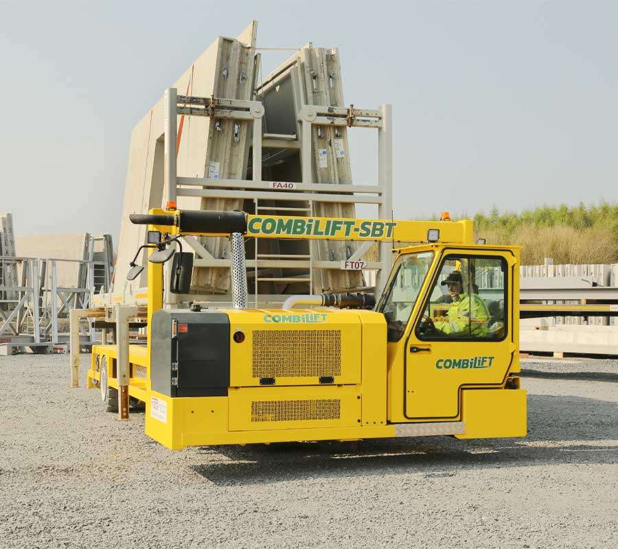 Combilift COMBI-SBT transportiert Betonfertigteile