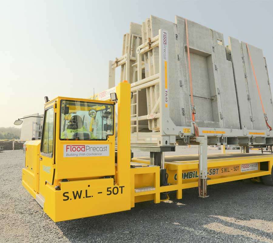 Combilift COMBI-SBT beim Beladen einer Halle