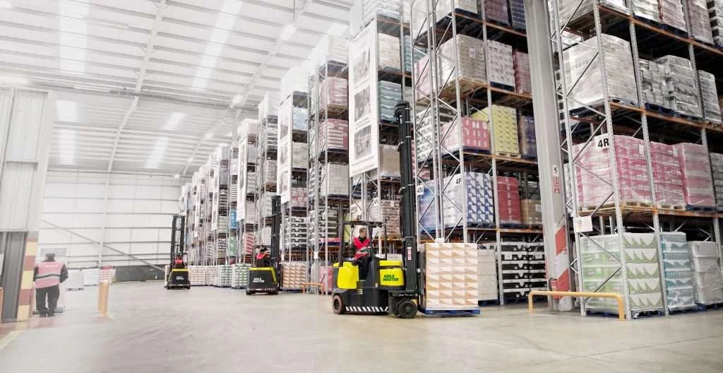 Combilift Aisle Master Gelenkstapler im Einsatz in einer Schmalgang-Lagerhalle mit hohen Regalen