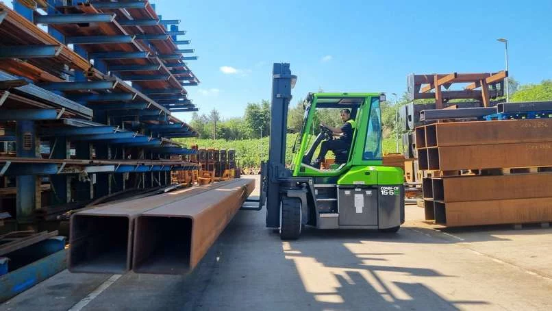 Combilift COMBI-CB70E 15-5E beim Stahltransport im Freien