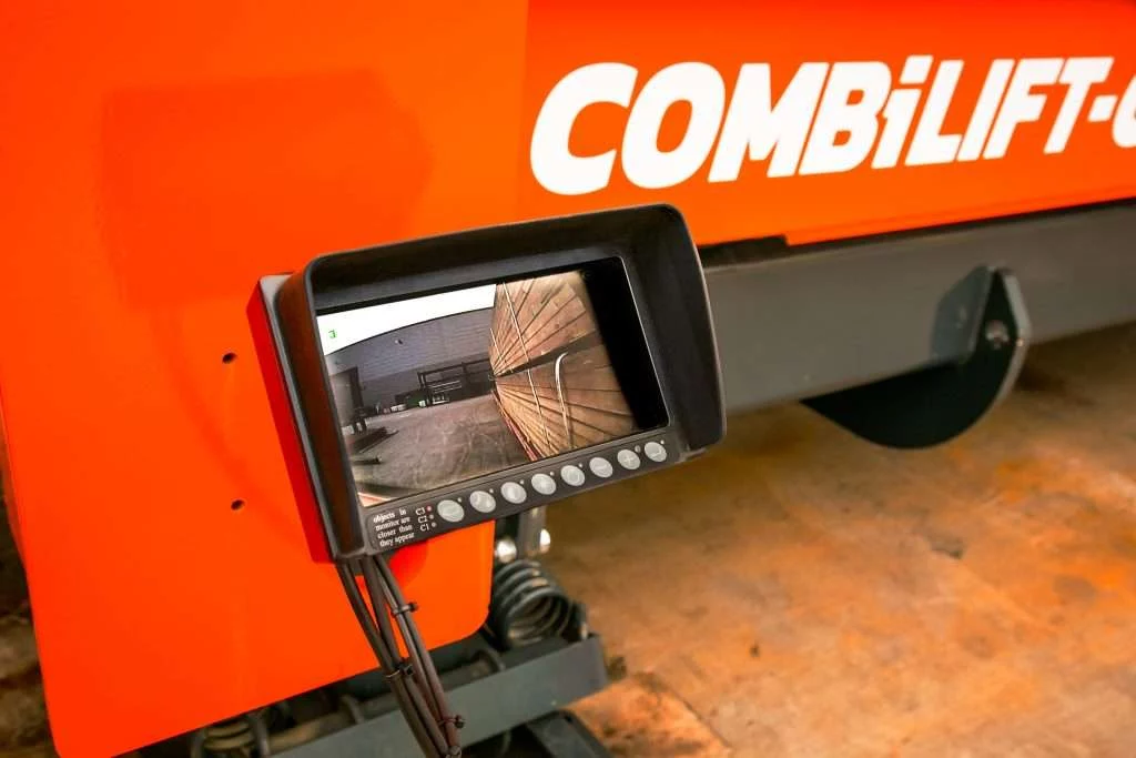 Combilift COMBI-CSS Kamerasystem beim Beladen mit Schnittholz