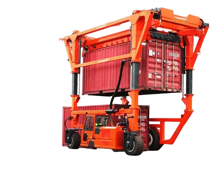 Freigestellter orangefarbener Portalstapler beim Transport von zwei Seecontainern