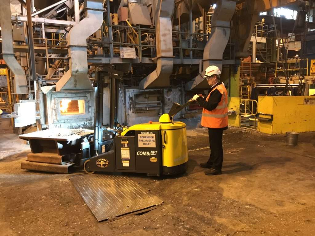 Combilift COMBI-CS Mitgaenger-Deichselstapler in Produktionsumgebung