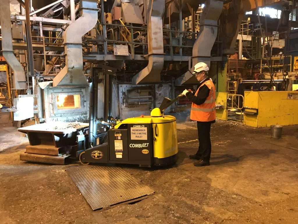 Combilift COMBI-CS Mitgaenger-Deichselstapler in Produktionsumgebung
