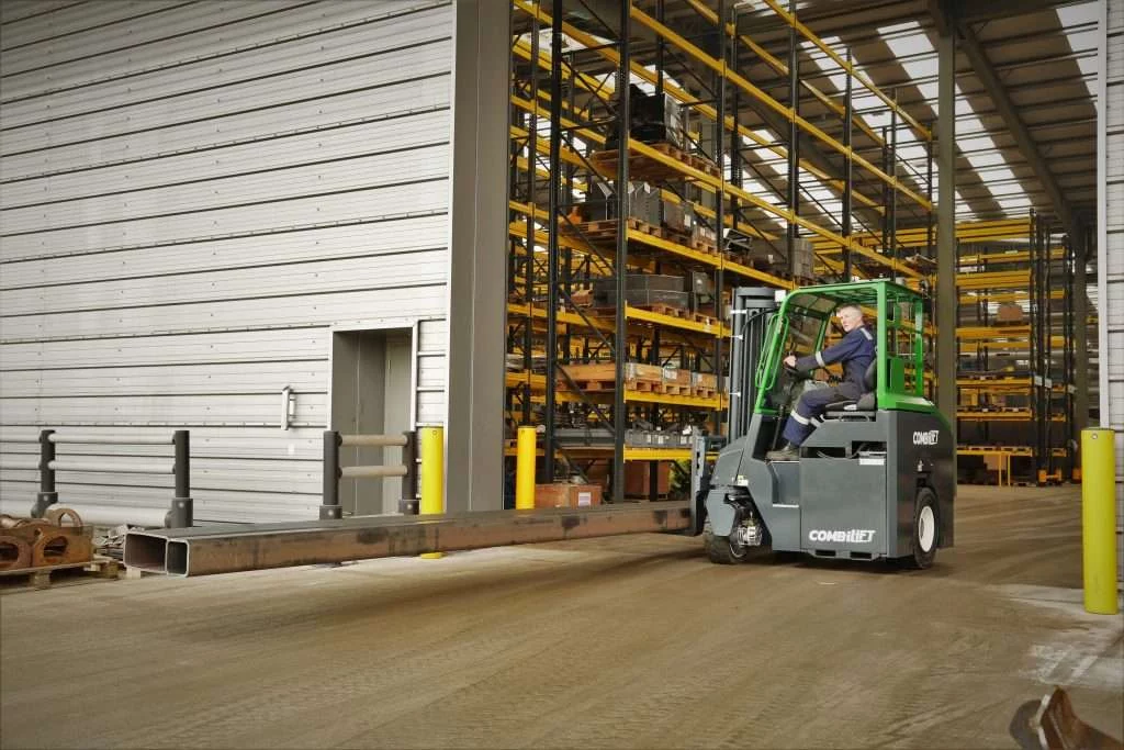 Combilift Combi-CB Mehrwegestapler transportiert Langgut in einer Fertigungshalle
