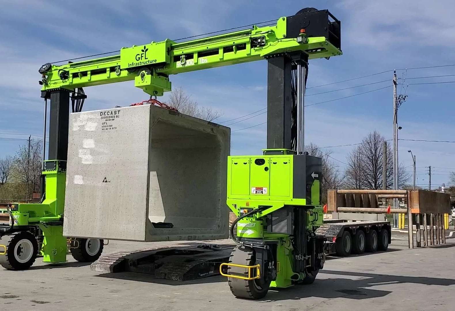 Combilift COMBI-MG hebt Betonfertigteil, im Einsatz bei GFL Infrastructure