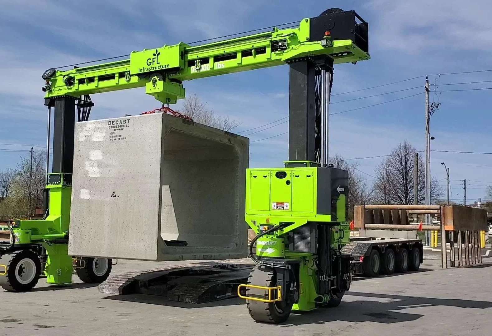 Combilift COMBI-MG hebt Betonfertigteil, im Einsatz bei GFL Infrastructure