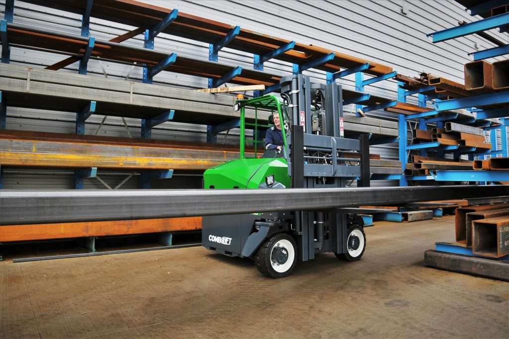 Gruener Combilift mit langem Stahlprofil vor Kragarmregalen