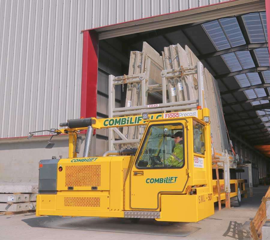 Combilift COMBI-SBT transportiert Betonfertigteile in Produktionshalle