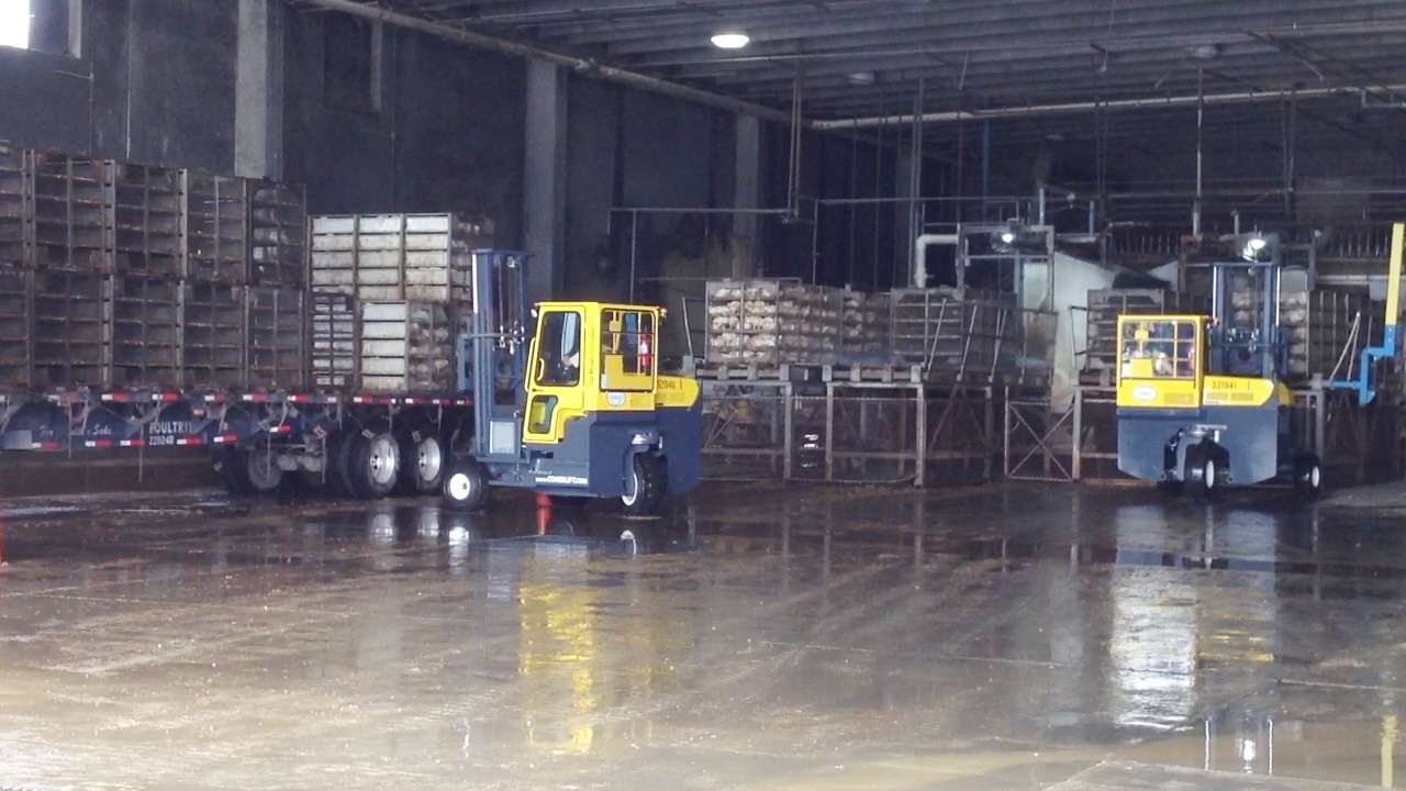 Combilift COMBI-LR im Einsatz bei Gefluegeltransport-Verladung