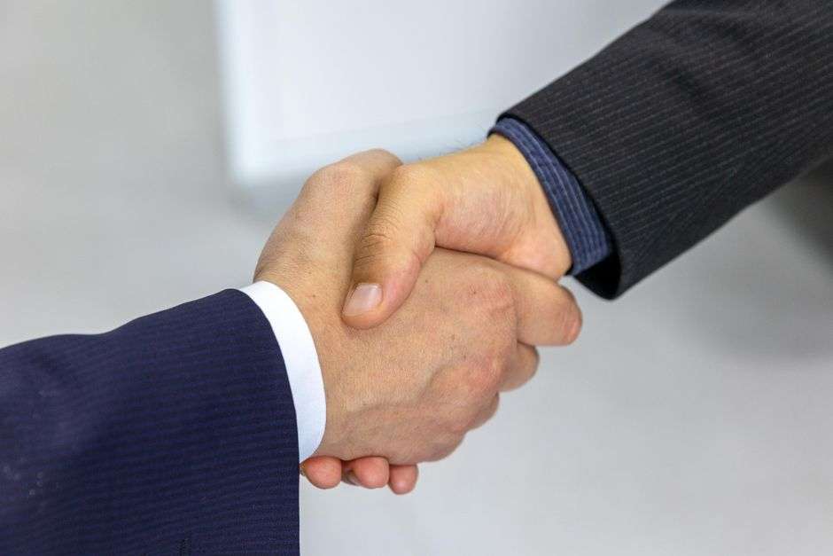 Geschaeftlicher Handschlag Finanzierungsvertrag