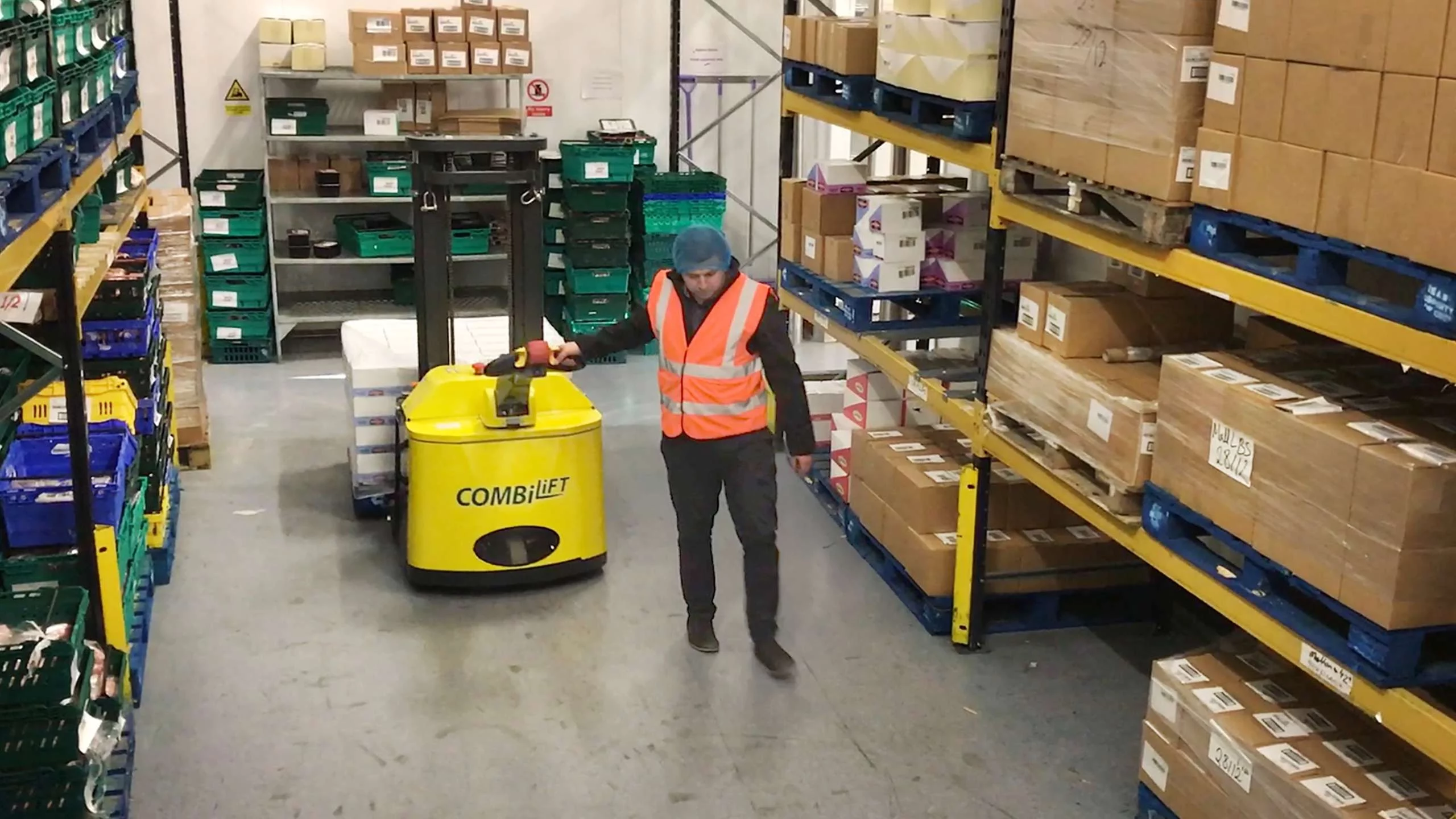 Combilift COMBI-CS im Kuehllager Lebensmittel-Logistik