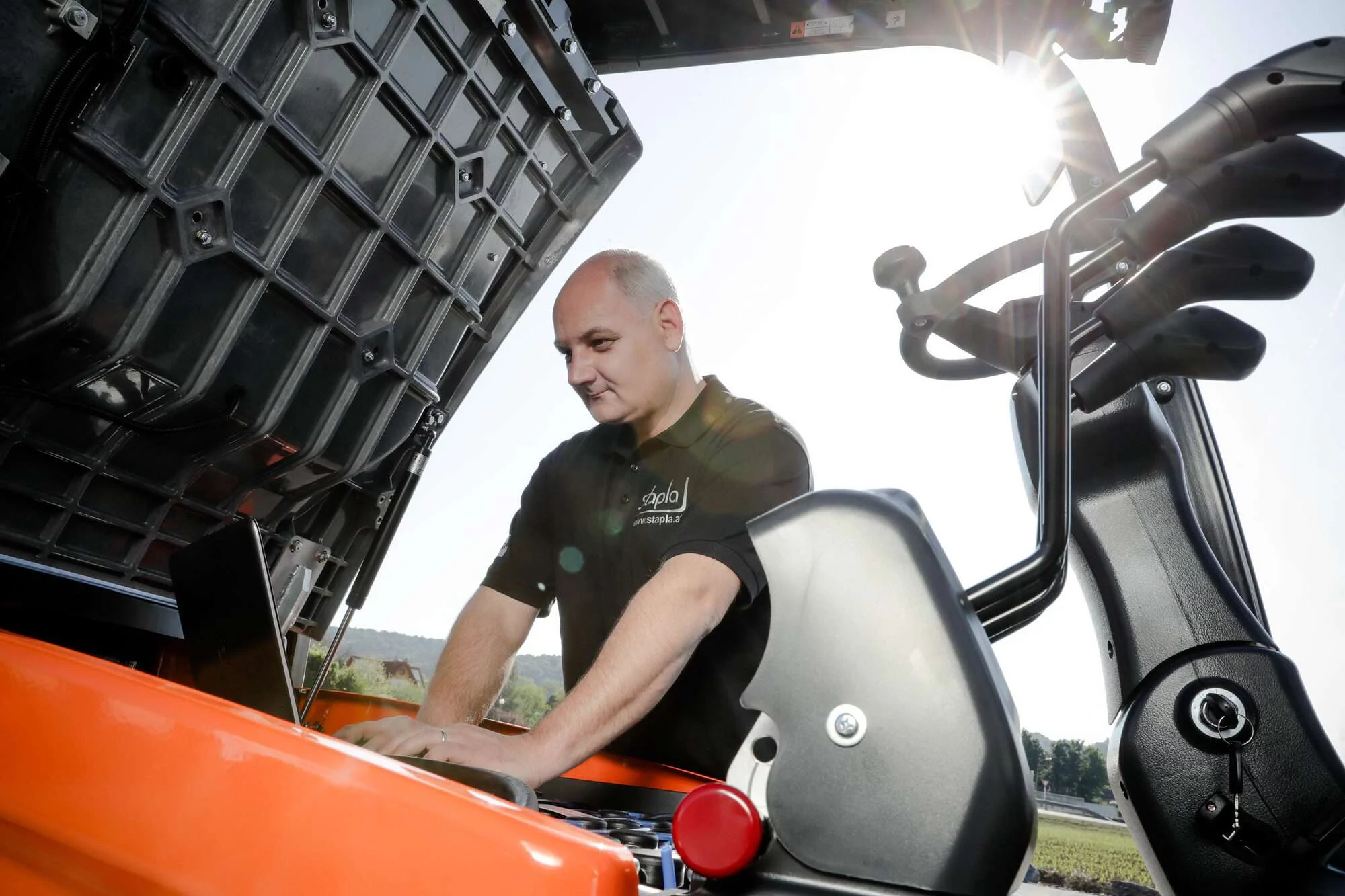 stapla Servicetechniker bei der Wartung eines Staplers