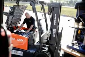 stapla Servicetechniker bei der Diagnose an einem Doosan Stapler