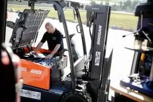 stapla Servicetechniker bei der Diagnose an einem Doosan Stapler
