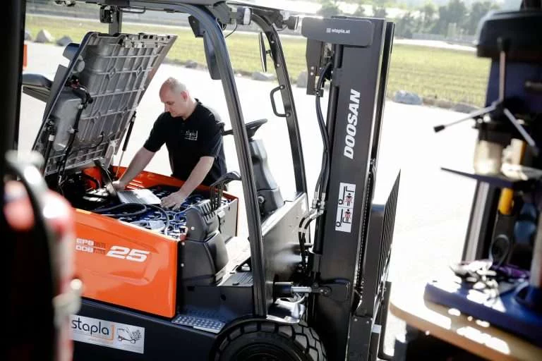 Wiederkehrende Staplerprüfung in Österreich: Pflichten, Fristen und Ablauf