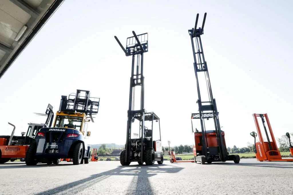 Staplerflotte bei stapla Neugeräte von Bobcat und Combilift