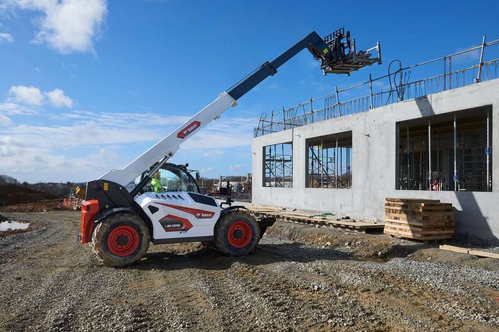 Bobcat Teleskoplader hebt Palette am Rohbau