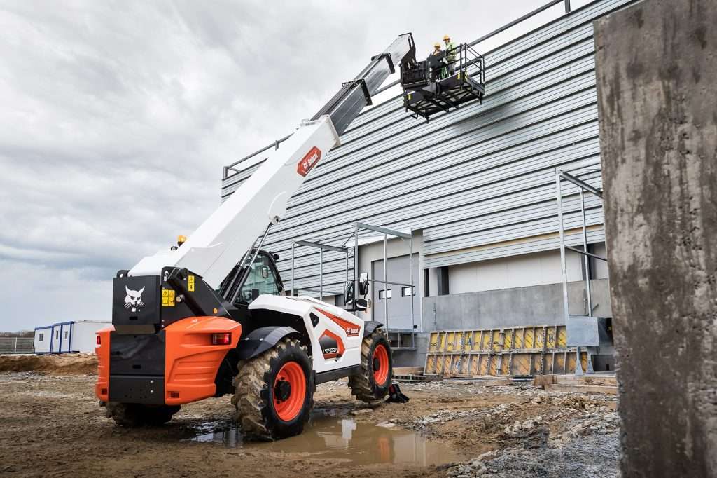 Bobcat T41.140SLP Teleskoplader mit Arbeitsbuehne im Einsatz