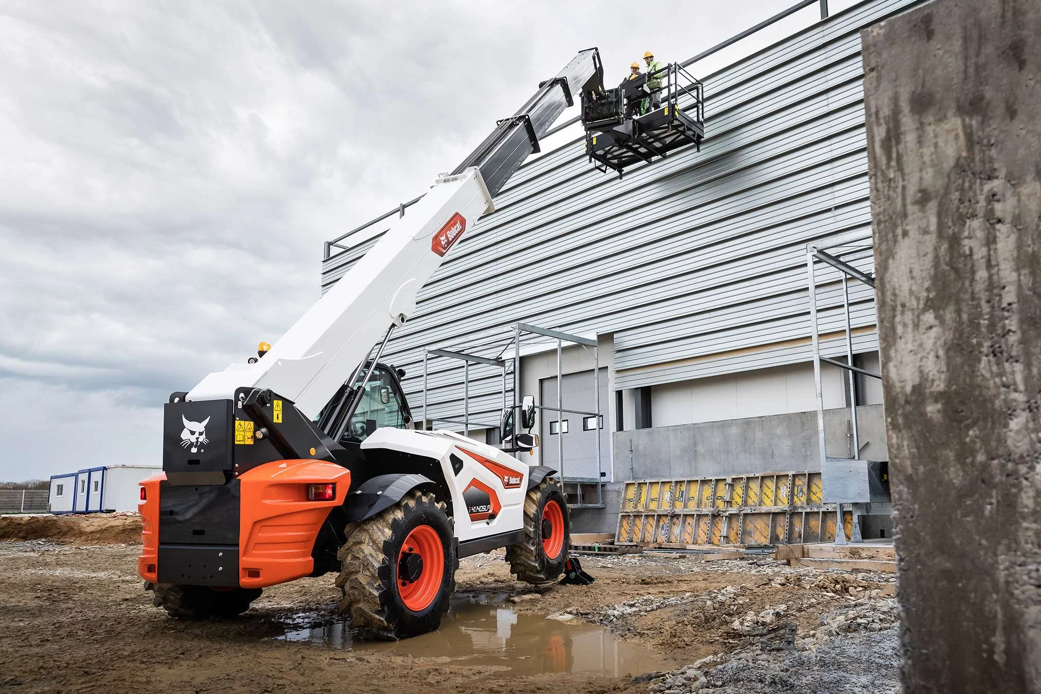 Bobcat T41.140SLP Teleskoplader mit Arbeitsbuehne im Einsatz