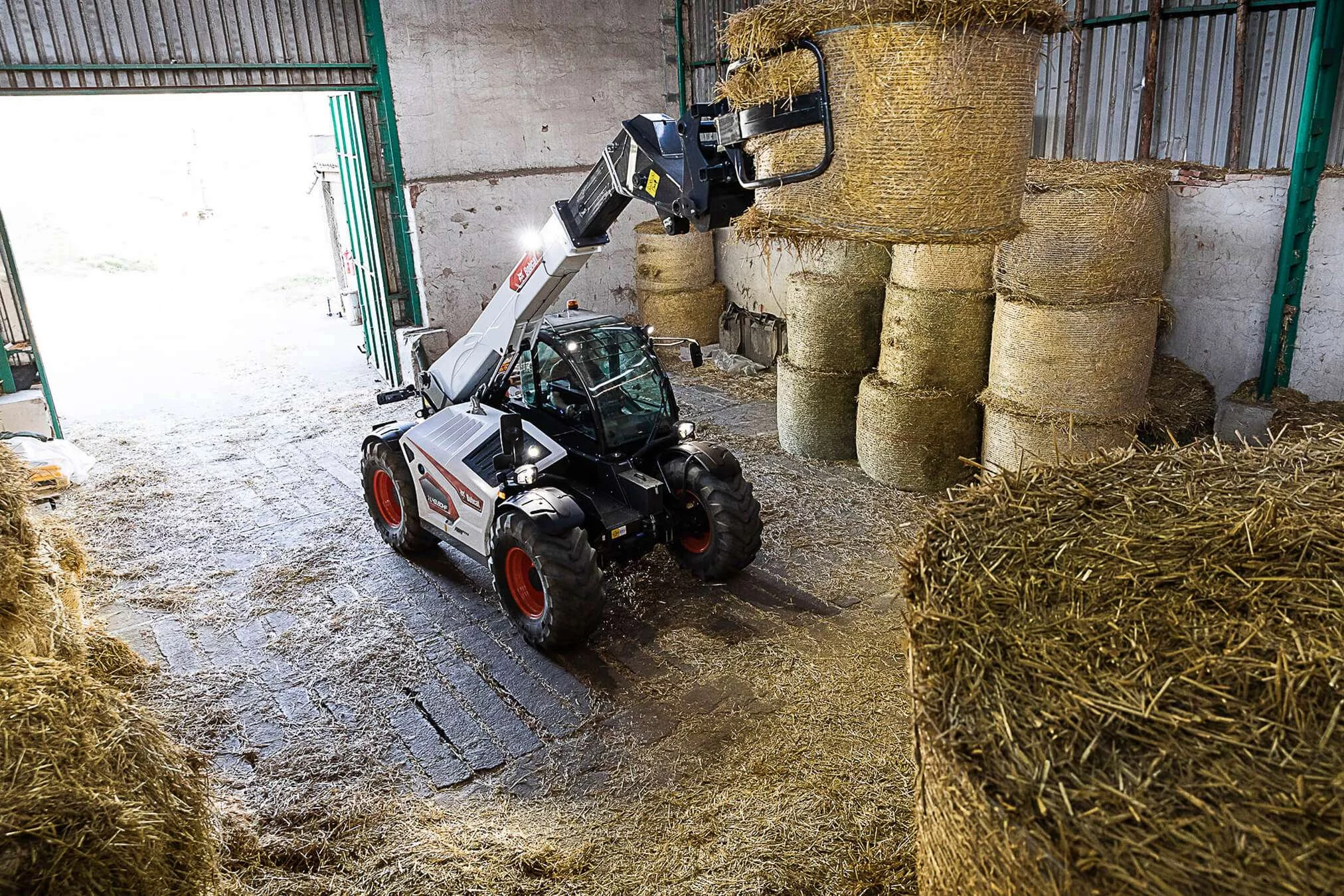 Bobcat TL43.80HF Landwirtschafts-Teleskoplader im Einsatz