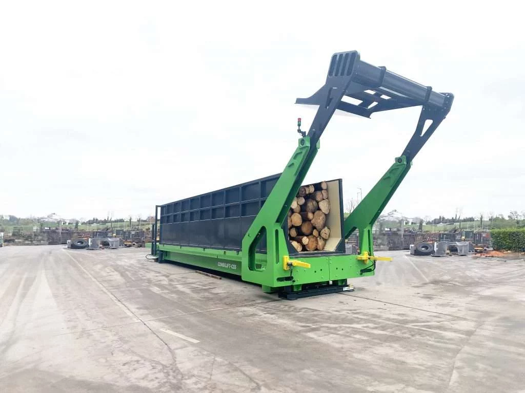 Combilift COMBI-CLL hebt Rundholz-Plattform in Container