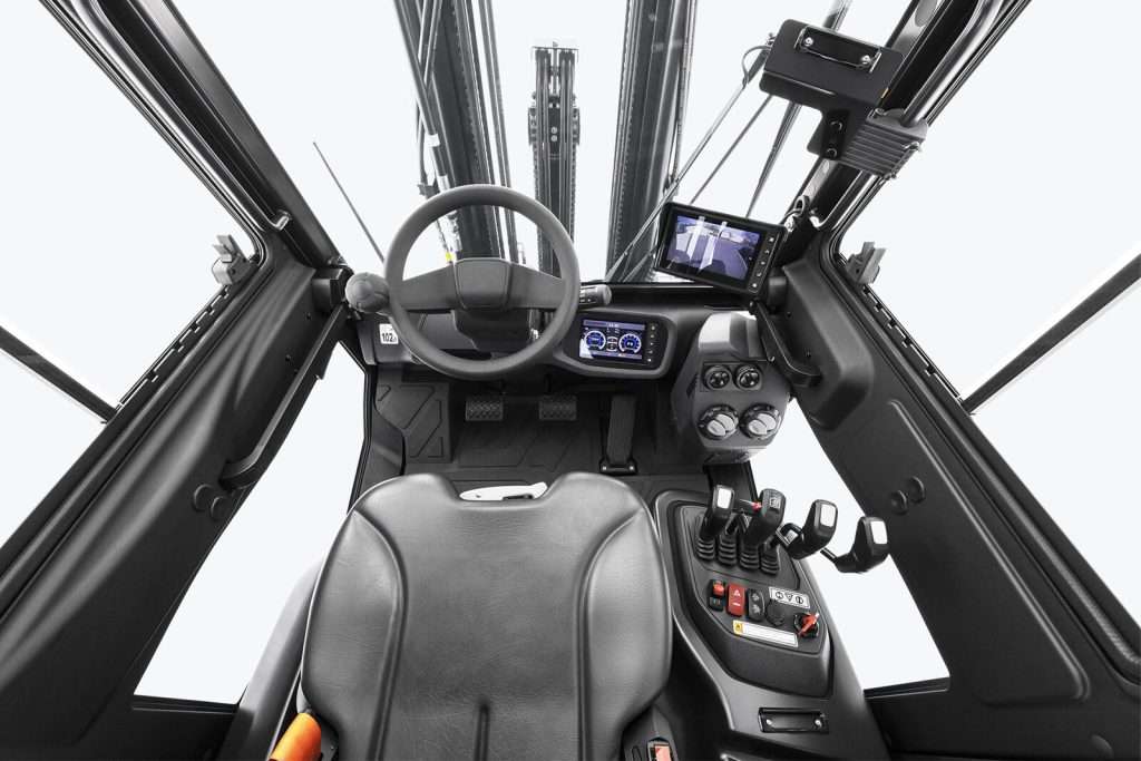 Fahrerkabine von oben mit Lenkrad, Sitz und Display