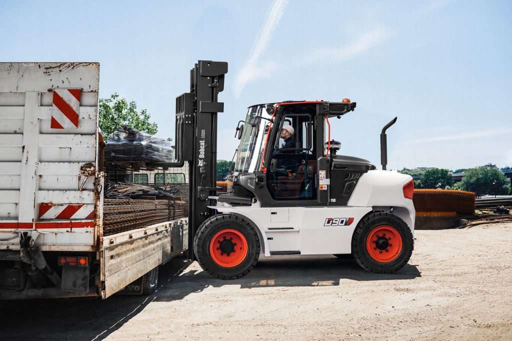 Bobcat Schwerlaststapler beim Beladen eines Lkw