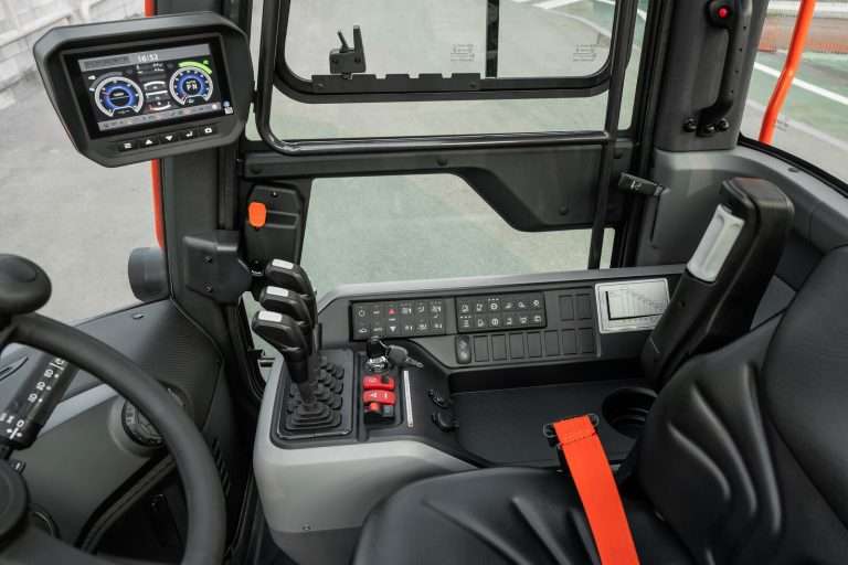 Fahrerkabine mit Display und Lenkrad eines Schwerlaststaplers