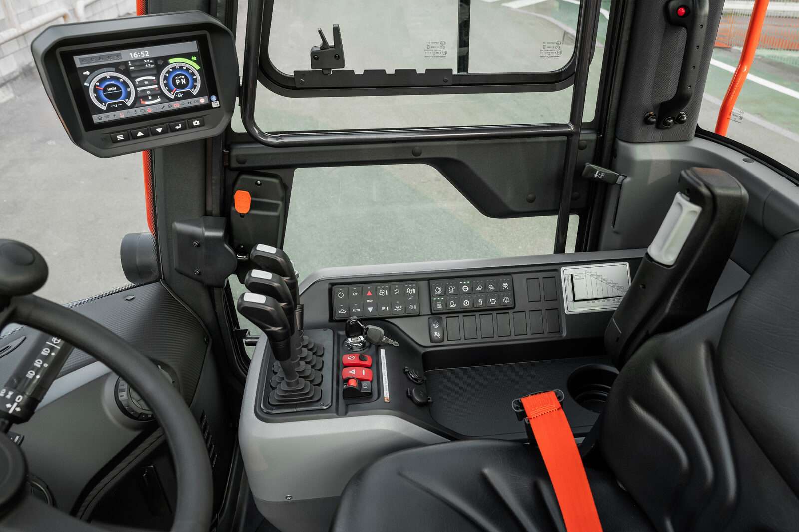Fahrerkabine mit Display und Lenkrad eines Schwerlaststaplers