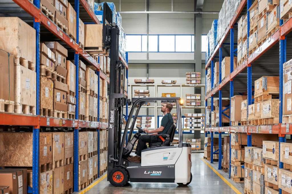 Bobcat Li-Ion Stapler mit Fahrer in Regalhalle