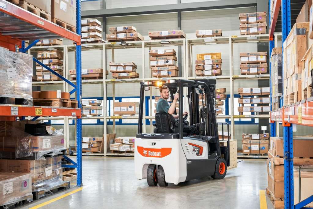 Bobcat Dreirad-Elektrostapler faehrt im Regallager