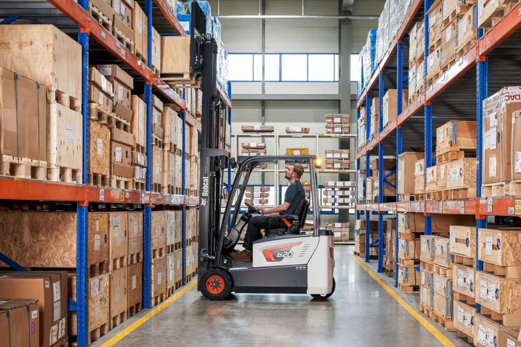 Bobcat Elektrostapler im schmalen Regalgang